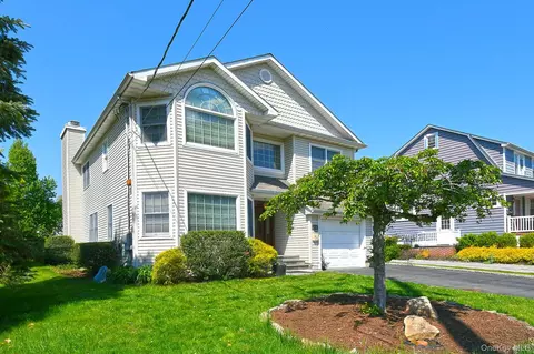 13 Sheppard St, Glen Head, NY 11545