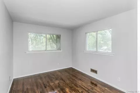 14 Central Park Rd, Plainview, NY 11803 photo 2