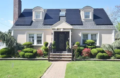 14 Plymouth St, North Hempstead, NY 11040