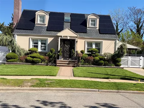 14 Plymouth St, North Hempstead, NY 11040