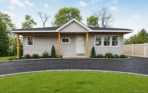 9 Emerald Ln S, Amityville, NY 11701