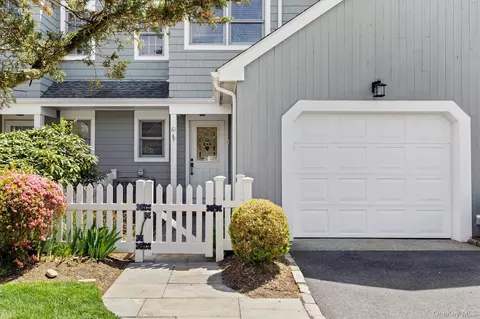 61 Brittany Ln, Westhampton Beach, NY 11978