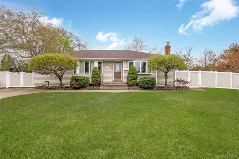 2 Seley Cross, Islip Terrace, NY 11752