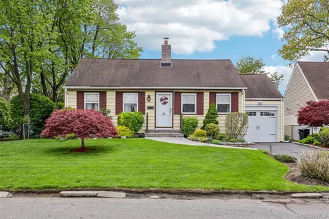 23 Berwick Rd, Hewlett, NY 11557