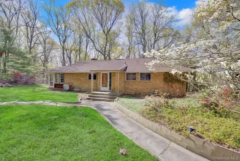 28 Picardy Ln, Syosset, NY 11791
