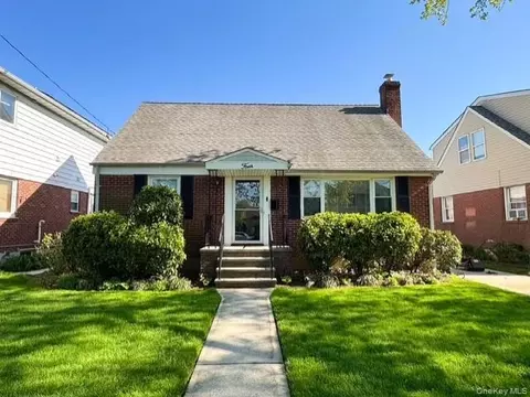 4 Powell Pl, North Hempstead, NY 11040