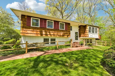 31 Sunset Dr, Huntington, NY 11743
