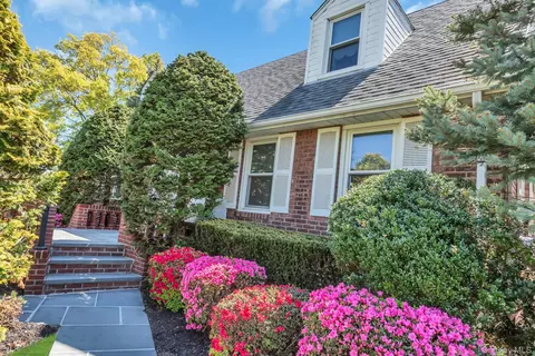 304 Old Courthouse Rd, North Hempstead, NY 11040