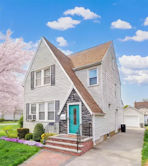 282 Houston Ave, North Hempstead, NY 11501