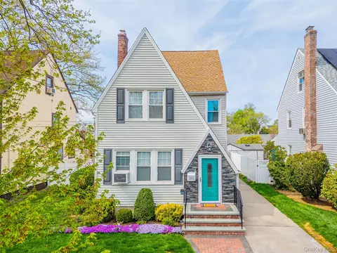 282 Houston Ave, North Hempstead, NY 11501