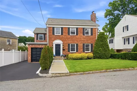 32 Huntington Dr, Yonkers, NY 10704
