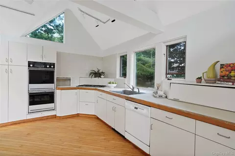 Kitchen - 39 Forest Ave, Greenburgh, NY 10706 photo 2 of 2