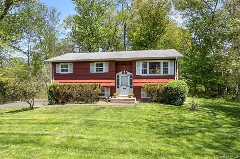 4 Brentwood Dr, Clarkstown, NY 10956