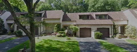 40 Cedar Ln N #40, Glen Head, NY 11545