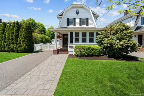 9 Ormond St, Rockville Centre, NY 11570