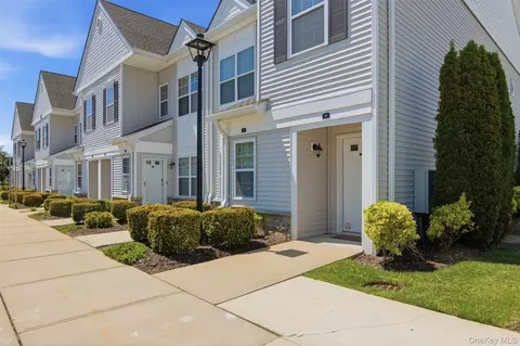 13 Spring Dr, Seaford, NY 11783