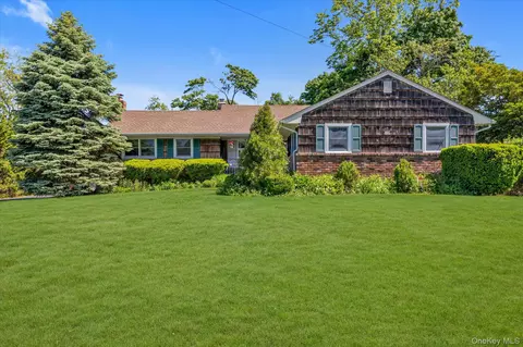 21 Hamilton St, Amityville, NY 11701
