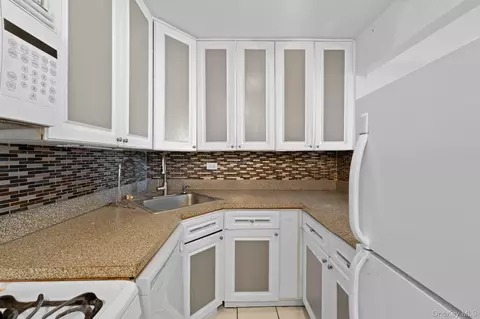 Kitchen - 3121 Middletown Rd #8A, New York, NY 10461 photo 2 of 5