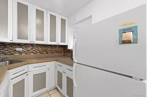 Kitchen - 3121 Middletown Rd #8A, New York, NY 10461 photo 4 of 5