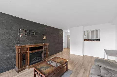Living - 3121 Middletown Rd #8A, New York, NY 10461 photo 6 of 6