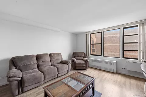 Living - 3121 Middletown Rd #8A, New York, NY 10461 photo 4 of 6