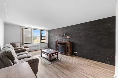Living - 3121 Middletown Rd #8A, New York, NY 10461 photo 3 of 6