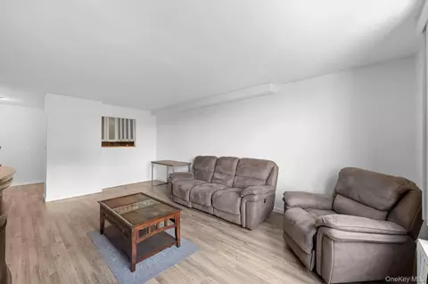 Living - 3121 Middletown Rd #8A, New York, NY 10461 photo 5 of 6