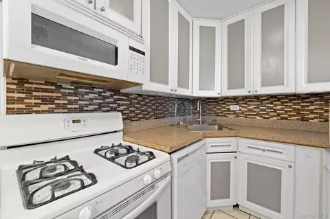 Kitchen - 3121 Middletown Rd #8A, New York, NY 10461 photo 3 of 5