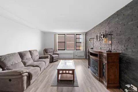 Living - 3121 Middletown Rd #8A, New York, NY 10461 photo 2 of 6