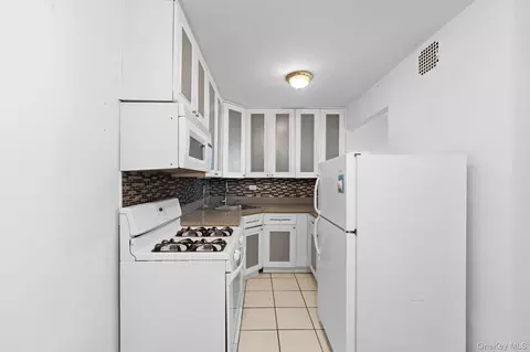 Kitchen - 3121 Middletown Rd #8A, New York, NY 10461 photo 5 of 5