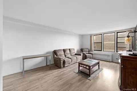 Living - 3121 Middletown Rd #8A, New York, NY 10461 photo 1 of 6