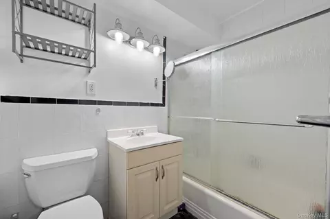 Bath - 3121 Middletown Rd #8A, New York, NY 10461 photo 1 of 1