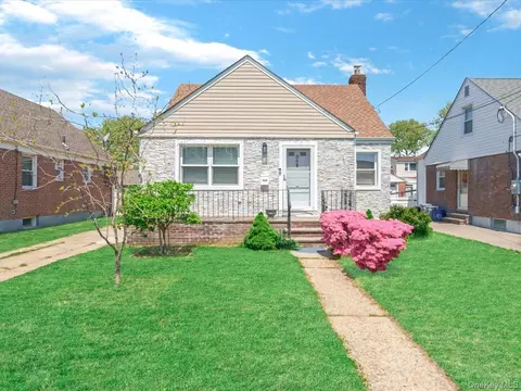 35 79th Ave, North Hempstead, NY 11040