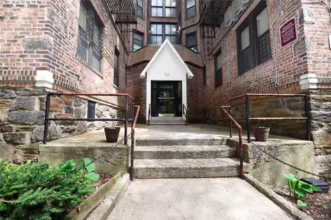 762 Brady Ave #121, New York, NY 10462