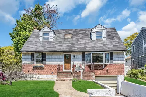 325 N Service Rd, North Hempstead, NY 11577