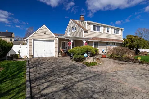 12 Link Ln, Hicksville, NY 11801