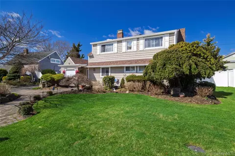12 Link Ln, Hicksville, NY 11801