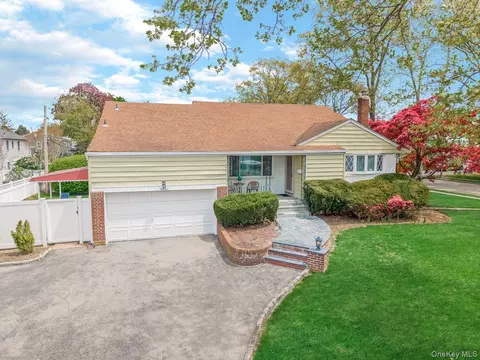14 Greentree Cir, North Hempstead, NY 11590