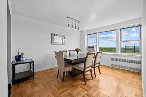 4555 Henry Hudson Pkwy #A908, New York, NY 10471