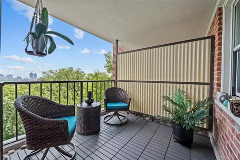 4555 Henry Hudson Pkwy #A908, New York, NY 10471