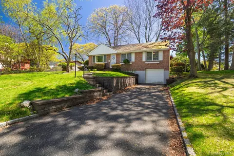 9 Gold St, Kings Park, NY 11754