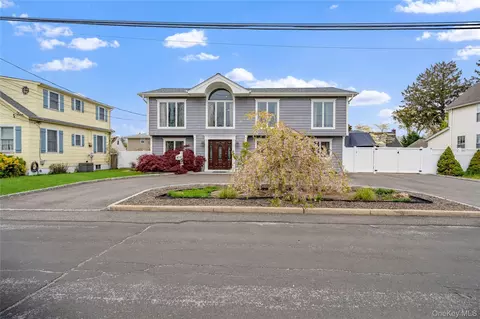 18 Ithaca St, Lindenhurst, NY 11757
