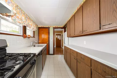 Entry Way - 6 Irving Ave, Poughkeepsie, NY 12601 photo 3 of 3