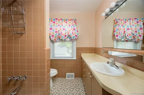 Bath - 6 Irving Ave, Poughkeepsie, NY 12601 photo 1 of 2