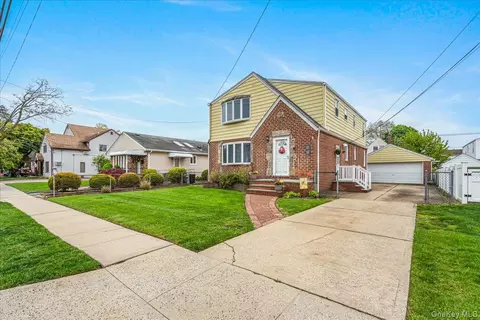 38 7th St, North Hempstead, NY 11040