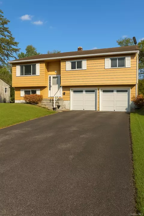 5 Cayuga Dr, Wappinger, NY 12590