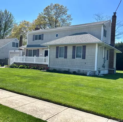 604 Center Briarwood Ave, West Islip, NY 11795