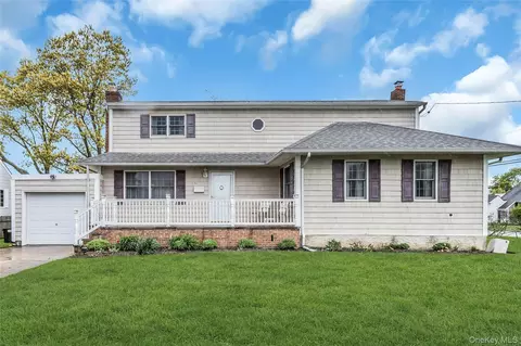 604 Center Briarwood Ave, West Islip, NY 11795