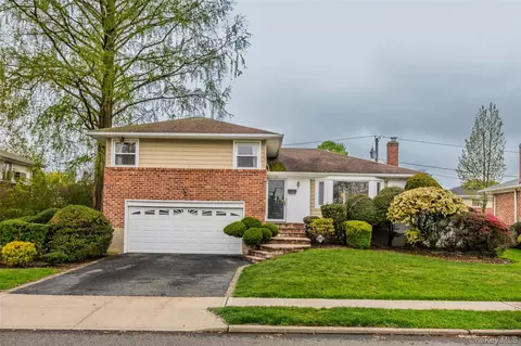 25 Hollywood Dr, Plainview, NY 11803