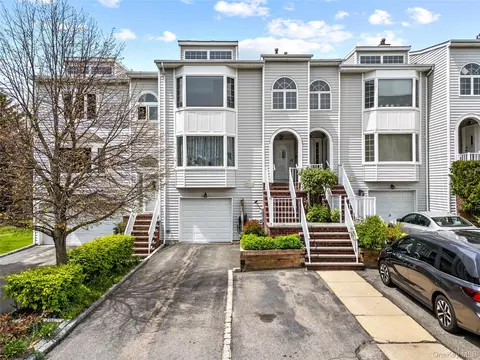 242-37 Oak Park Dr #B, Douglaston, NY 11362